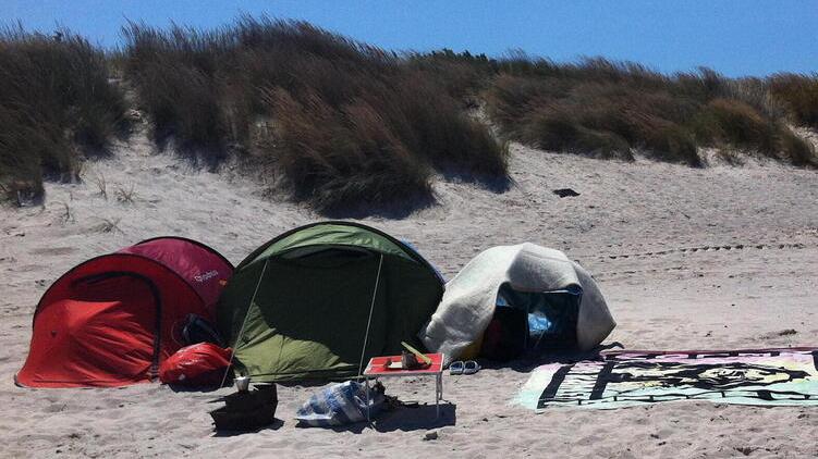Spiagge bianche, tredici tende abusive smontate: multati tutti gli occupanti