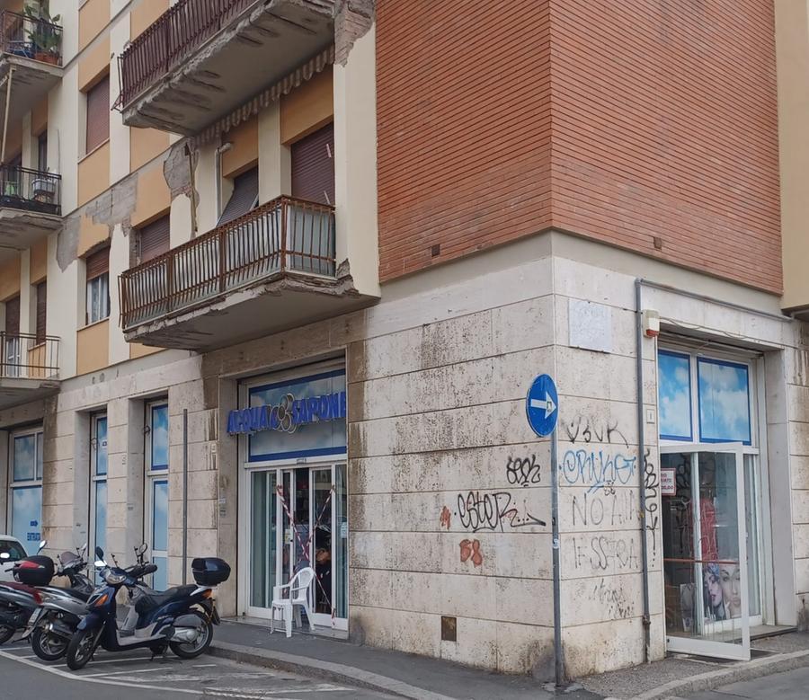 Livorno, spaccano il vetro di Acqua e Sapone e fuggono con la refurtiva