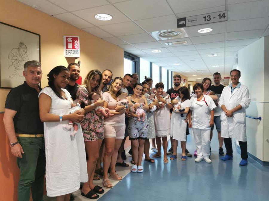 
	Le undici neo mamme insieme ai neo pap&agrave; all'ospedale di Massa&nbsp;

