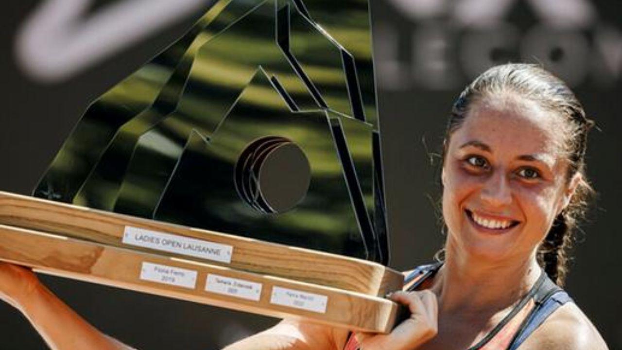 Elisabetta Cocciaretto alza al cielo il trofeo conquistato a Losanna