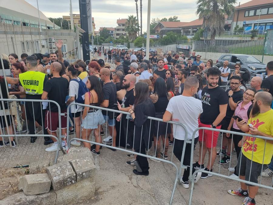 
	Fan in fila per entrare allo stadio Vanni Sanna <em>(foto Mauro Chessa)</em>

