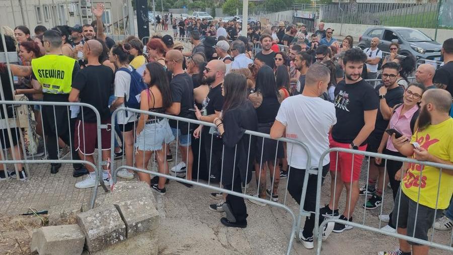 
	Fan in fila per entrare allo stadio Vanni Sanna <em>(foto Mauro Chessa)</em>

