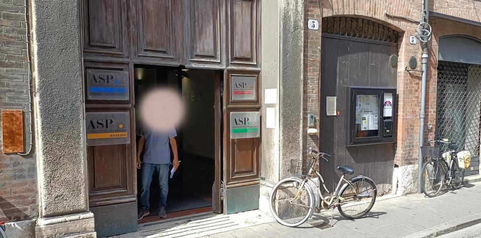«Dove devo andare?». Ex percettori ferraresi “rinviati” da un ufficio all’altro