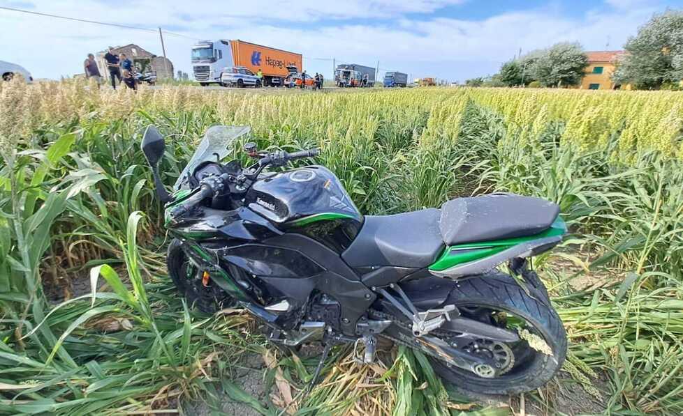 Mirandola, ferito nello schianto in moto 