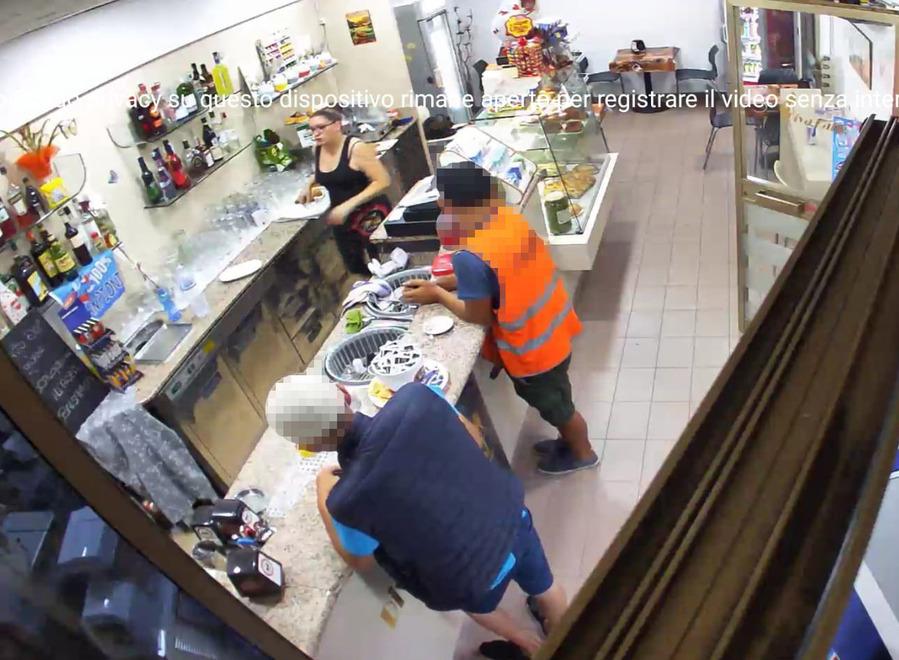 Modena, rubano 400 euro dal salvadanaio del bar 