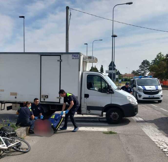 Cavezzo, urto con un furgone: donna grave 