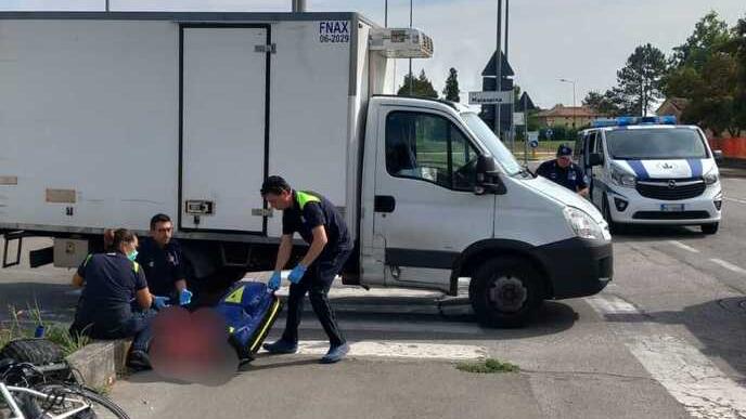 Cavezzo, urto con un furgone: donna grave