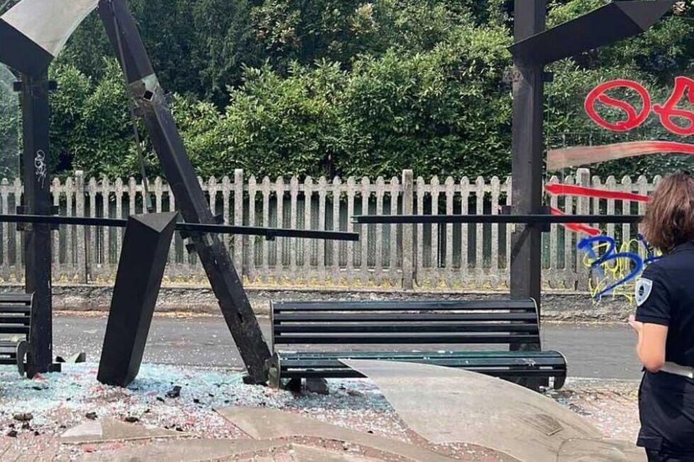 Carpi, l’autobus si sposta all’indietro e distrugge la pensilina alla fermata 