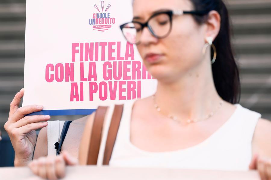Stop al reddito di cittadinanza, ora è allarme sociale: «I Comuni rischiano il collasso»