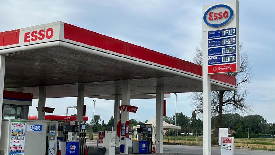 Carburanti, diesel e benzina a rischio rincari: scatta l’obbligo del doppio cartello