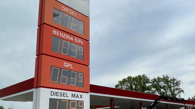 Prezzi a confronto, benzinai ferraresi in regola. «Ma i cartelli non li abbiamo notati»<br>