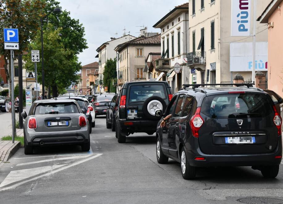 Caos viabilità a Lucca per i cantieri, intervengono i vigili