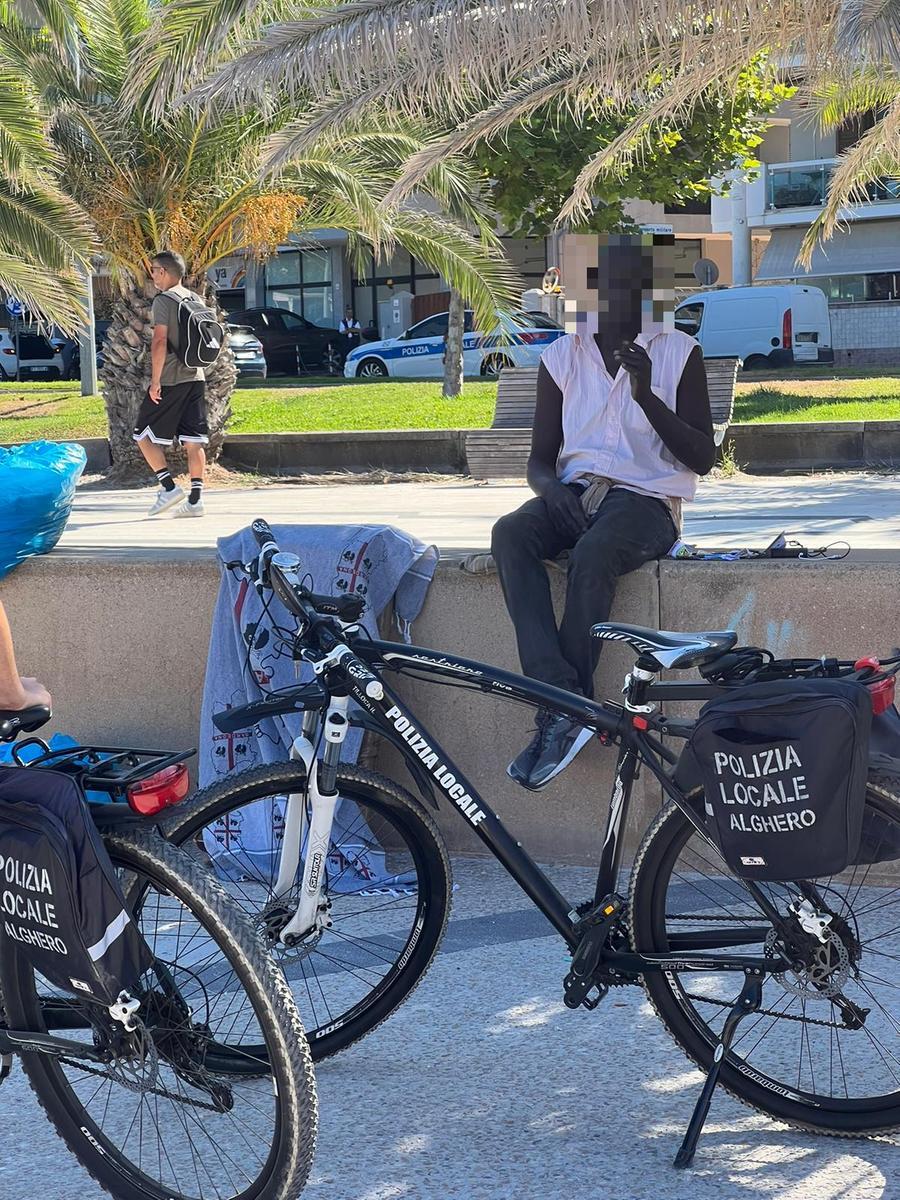 
	Il giovane sul lungomare di Alghero <em>(foto Roberto Gabrielli)</em>

