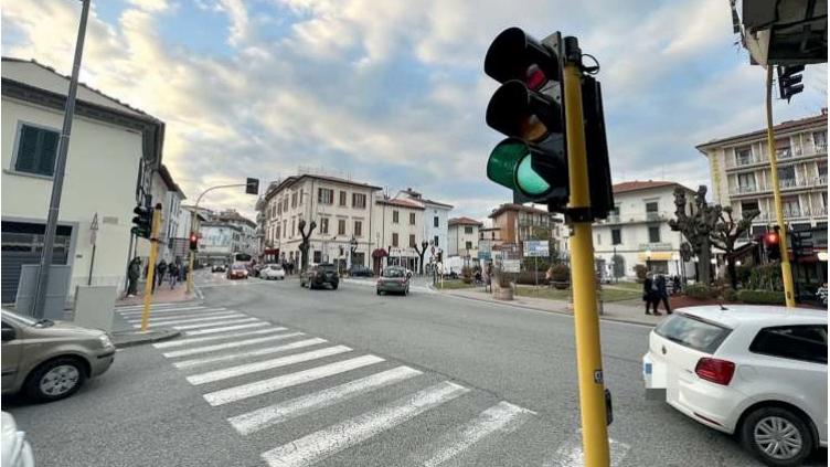 Semaforo “spara multe” a Montecatini, il sindaco: «Impossibile annullare le sanzioni»