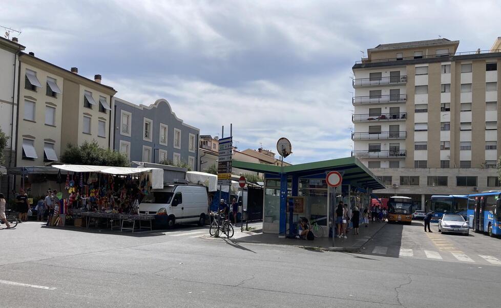 Cecina, autisti di AT contro il Comune: «I nuovi parcheggi bloccano i bus»