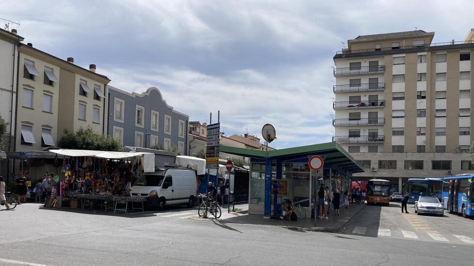 Cecina, autisti di AT contro il Comune: «I nuovi parcheggi bloccano i bus»