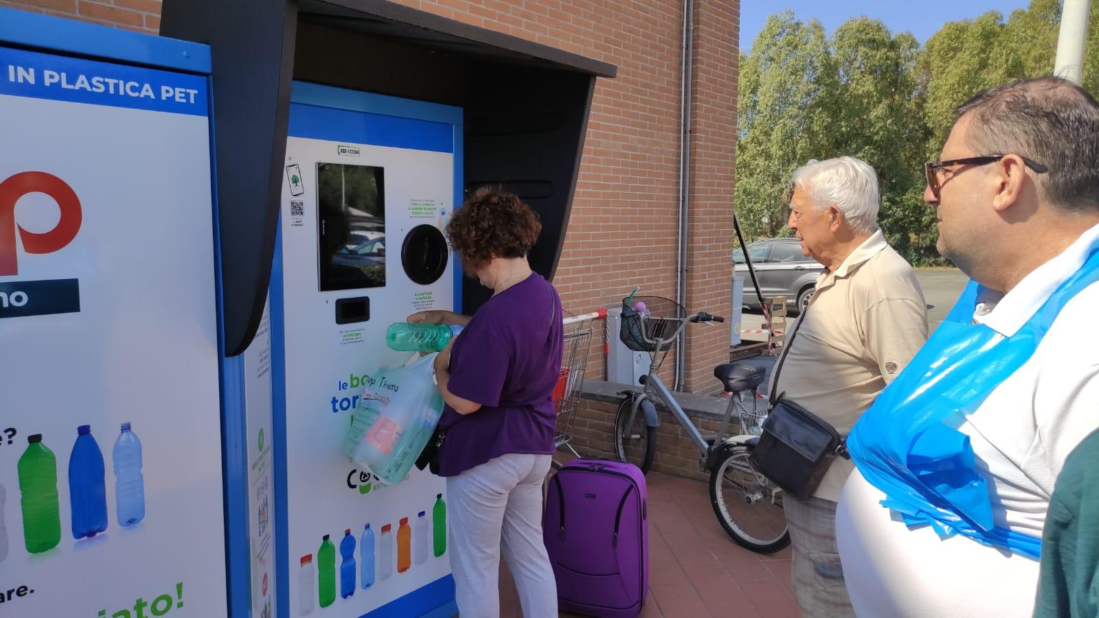 Una macchina “mangia plastica”, un eco-compattatore che dà punti Coop in cambio di bottiglie di plastica