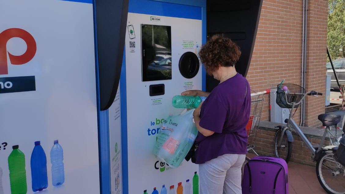 Una macchina “mangia plastica”, un eco-compattatore che dà punti Coop in cambio di bottiglie di plastica