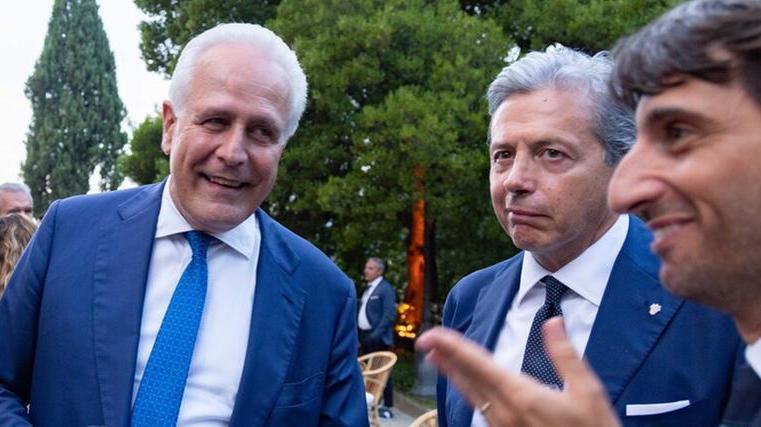 Eugenio Giani sorride a Giovanni Donzelli, uomo di fiducia di Giorgia Meloni 