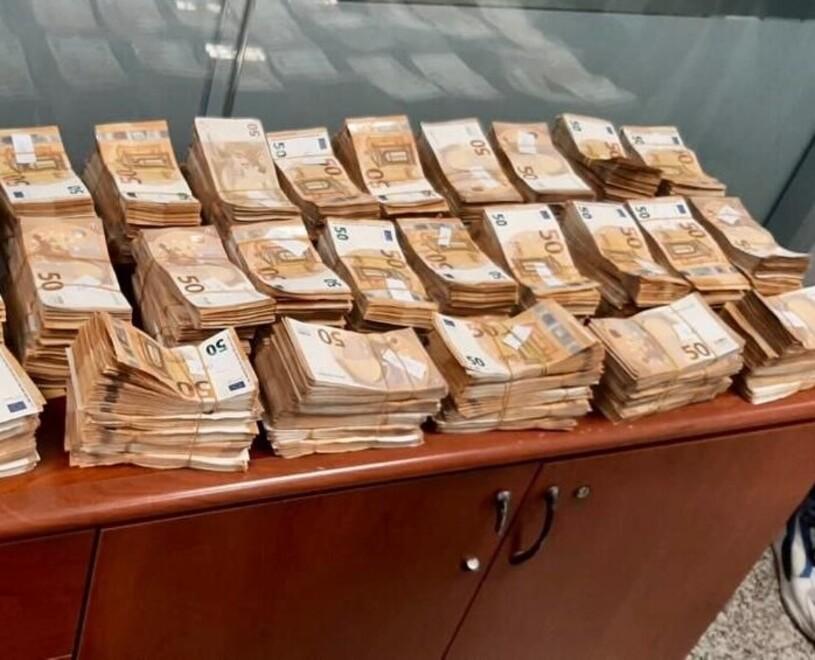 In pullman con un milione di euro nella valigia a Firenze: il controllo e la giustificazione – Video