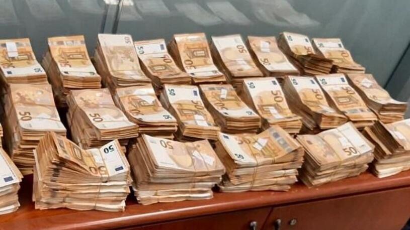 In pullman con un milione di euro nella valigia a Firenze: il controllo e la giustificazione – Video