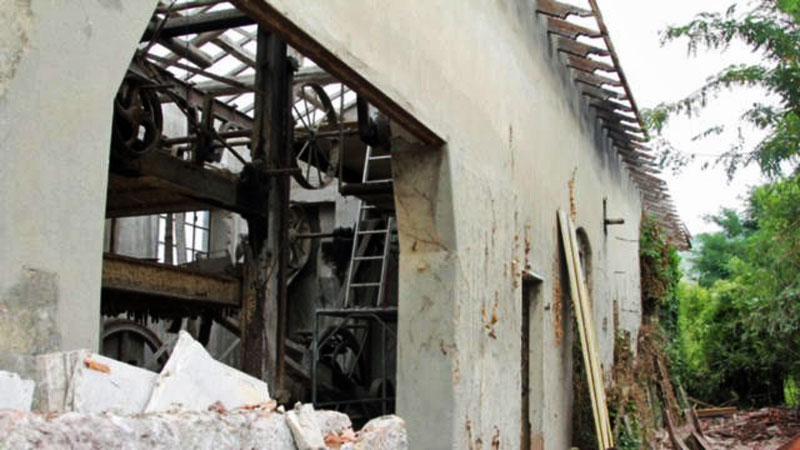 Scoperto un antico telaio per segare il marmo a Pietrasanta. «Rischia di sparire, salviamolo»