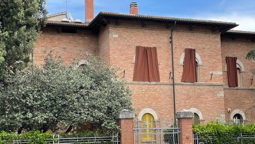 Follonica, in vendita per 4 milioni di euro la villa da sogno del centro storico