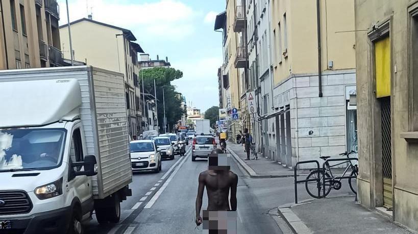 Firenze, gira in strada nudo e semina il panico ferendo due persone: fermato