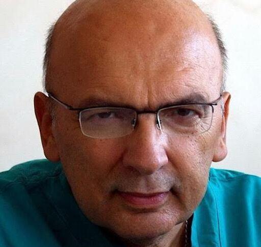 Tanti ex pazienti piangono il medico