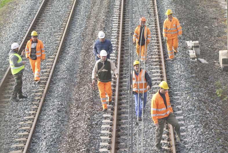 
	Operai al lavoro sui binari (Foto di repertorio)

