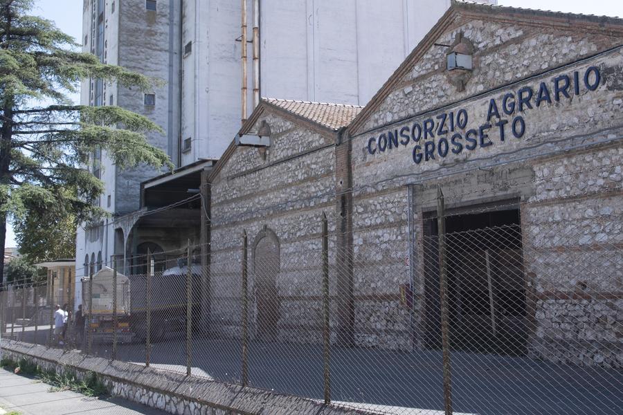Grosseto, incidente sul lavoro. Cade in una buca di cinque metri: è grave