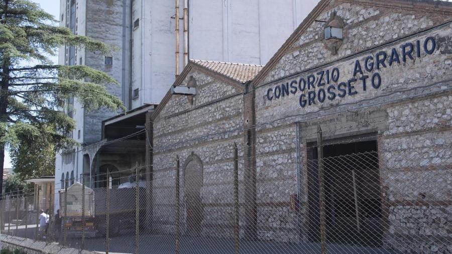 Grosseto, incidente sul lavoro. Cade in una buca di cinque metri: è grave