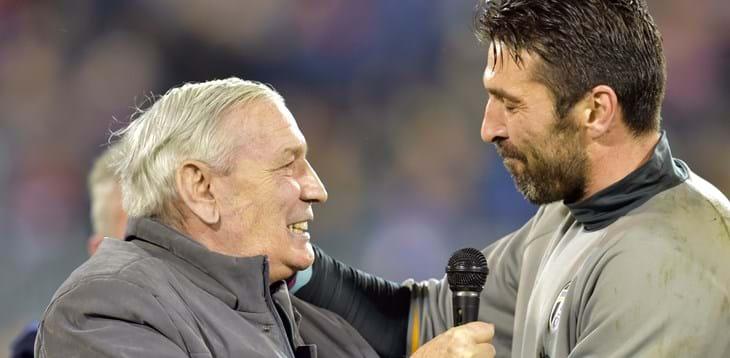 Buffon para in uscita