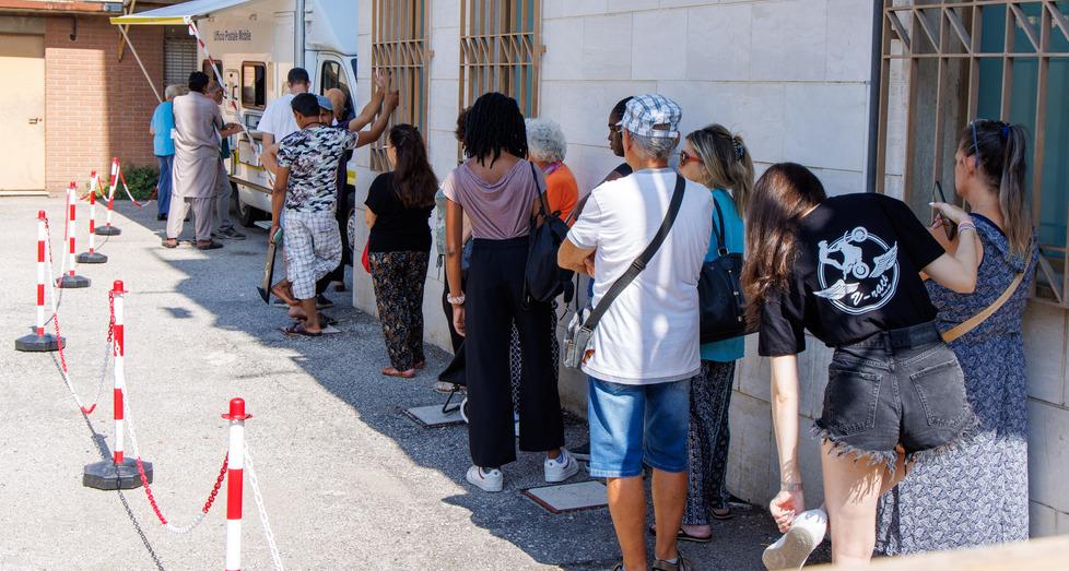 Portomaggiore, lavori infiniti alle Poste, in fila sotto al sole davanti al camper