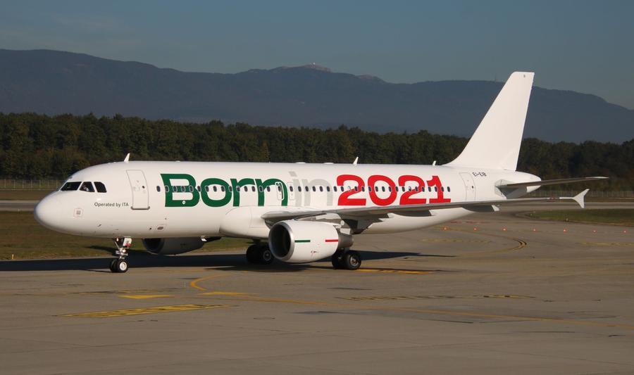 Aereo Ita Airways rattoppato con lo scotch, la compagnia replica: «Tutto svolto secondo i protocolli di sicurezza»