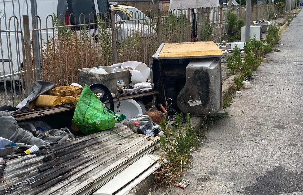 Livorno, l’ex strada delle fabbriche ora è il simbolo dell’inciviltà