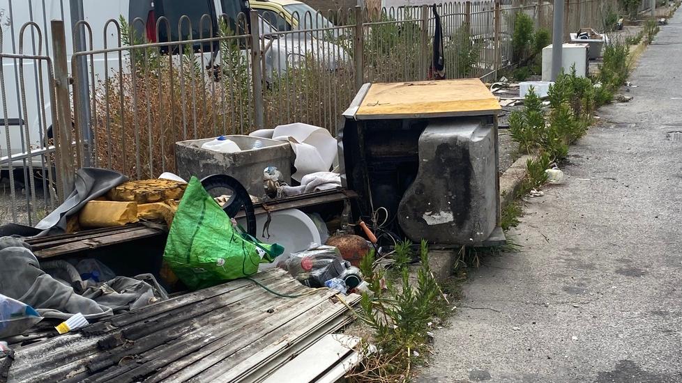 Livorno, l’ex strada delle fabbriche ora è il simbolo dell’inciviltà