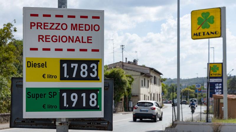 Firenze, tutti hanno il prezzo medio della benzina. Ma in 8 sono “pizzicati” dalla Finanza