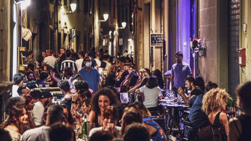 Prato, aperture serali dei negozi tra luce e ombre: «Il Comune punti di più sulla qualità»