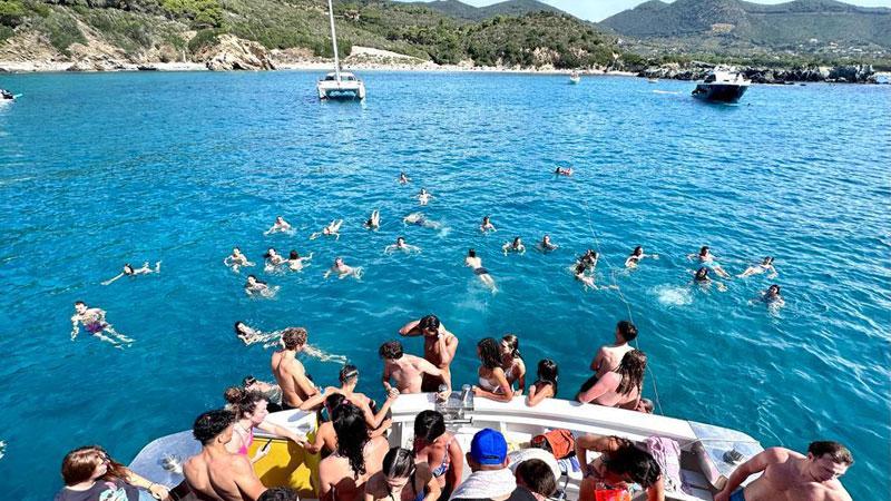 Uno spettacolo la gita sulla Magic Princess con l’emozione dell’incontro coi delfini a Campo dell’Elba