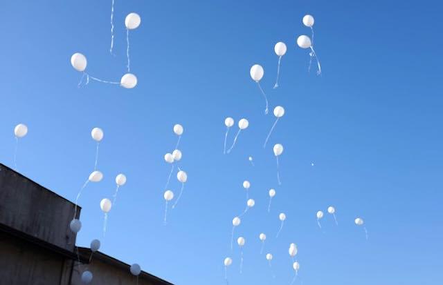 Olbia, stop a palloncini e lanterne cinesi in cielo
