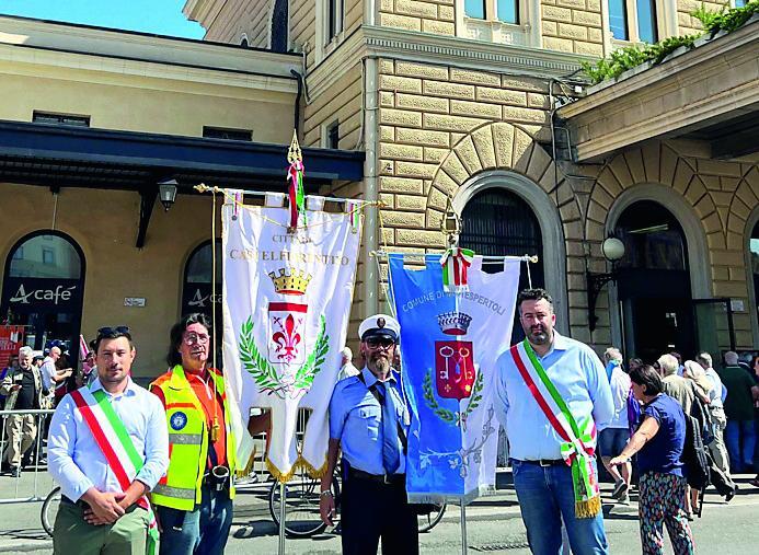I due gonfaloni col sindaco Alessio Mugnaini e l'assessore Alessio Onnis