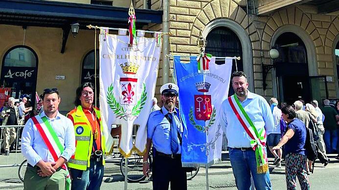 I due gonfaloni col sindaco Alessio Mugnaini e l'assessore Alessio Onnis