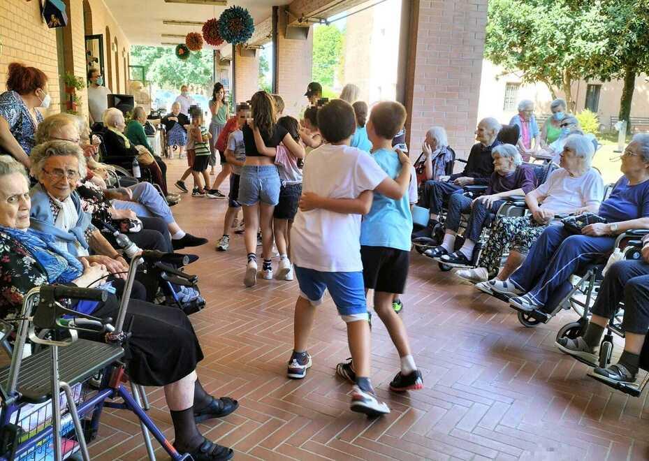 I bambini del campo estivo  ballano il liscio con gli anziani