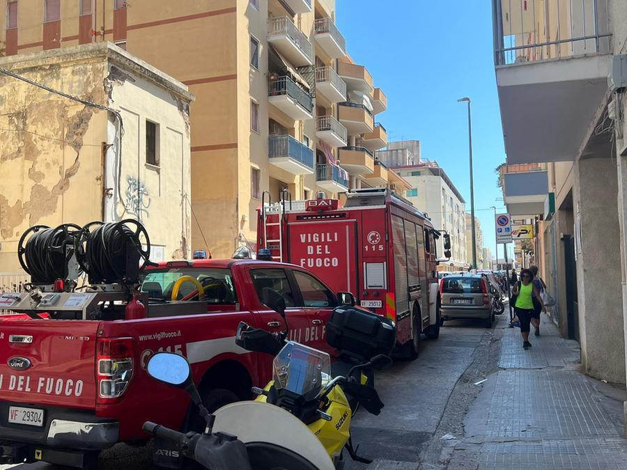 
	I mezzi dei vigili del fuoco in via Manzoni <em>(foto Roberto Gabrielli)</em>

