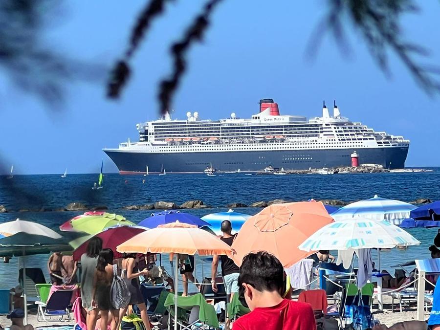 
	La nave crociera in rada ad Alghero <em>(foto Roberto Gabrielli)</em>

