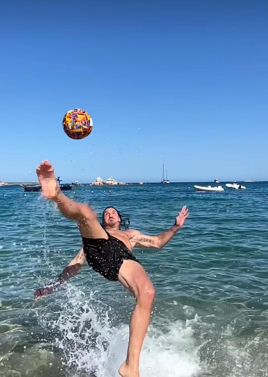 La “rovesciata” di Ibra nel mare della Costa Smeralda