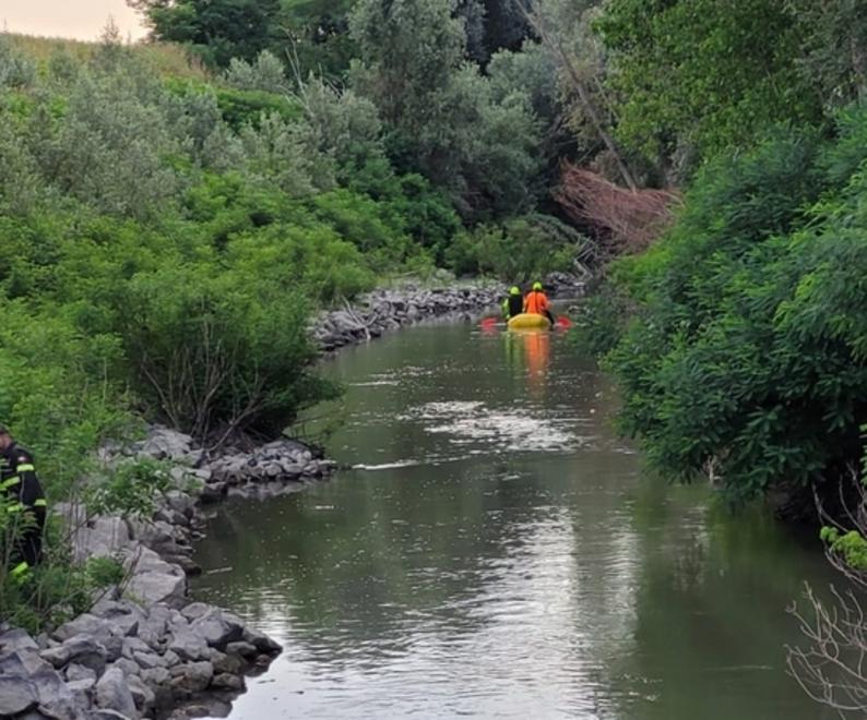 Modena, annega mentre è al telefono: «Non riesco a uscire dal fiume» 