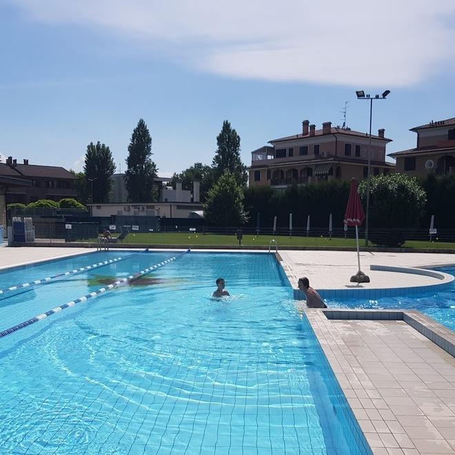 Formigine. In piscina di notte abusivi e molesti: «Per noi residenti è un inferno» 