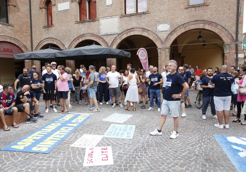 Cento, la protesta: «Date spazio ai ragazzi. Rispetto per la Centese»